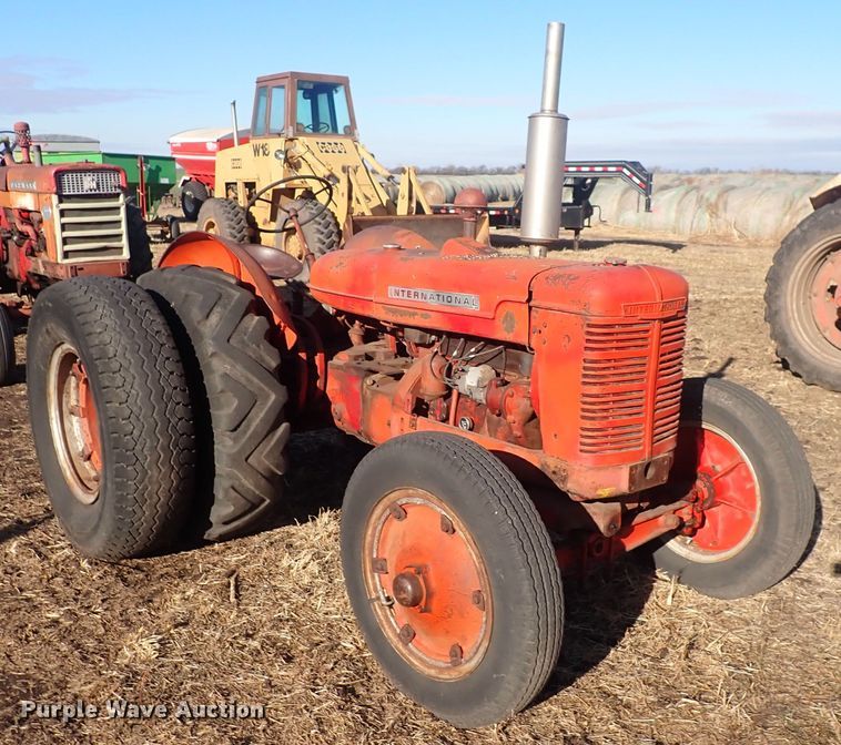 image for item DQ3883 International I4  tractor