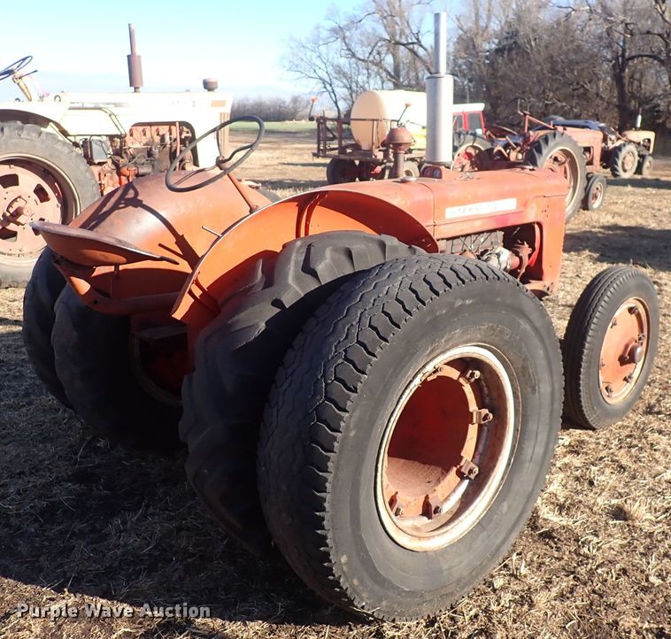 image for item DQ3883 International I4  tractor