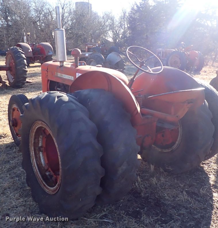 image for item DQ3883 International I4  tractor