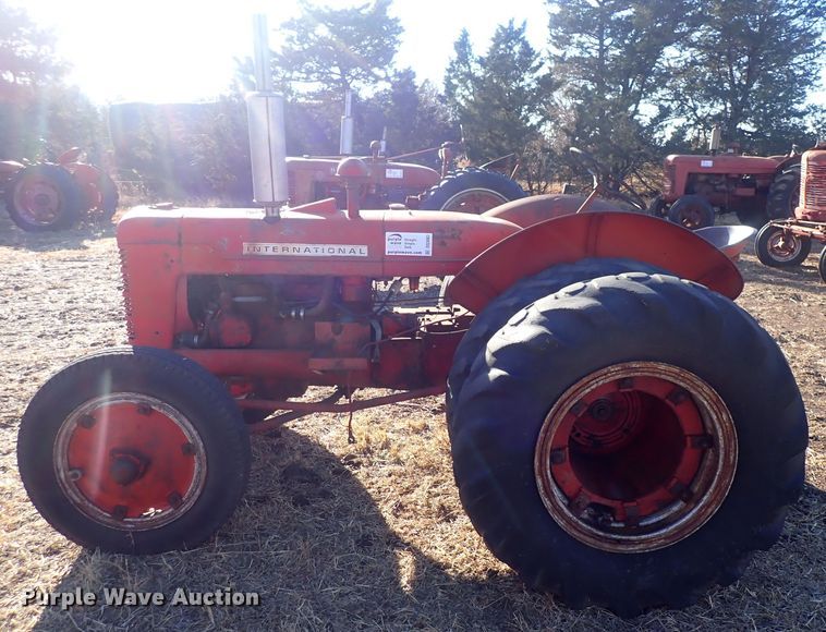 image for item DQ3883 International I4  tractor