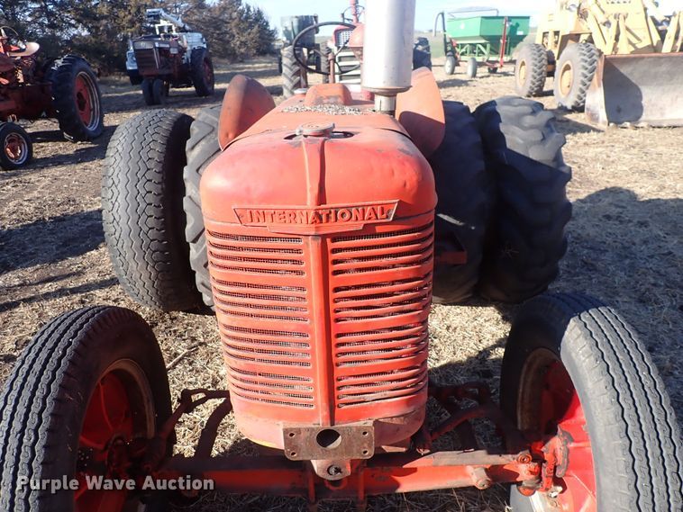 image for item DQ3883 International I4  tractor