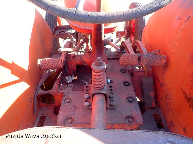 image for item DQ3883 International I4  tractor