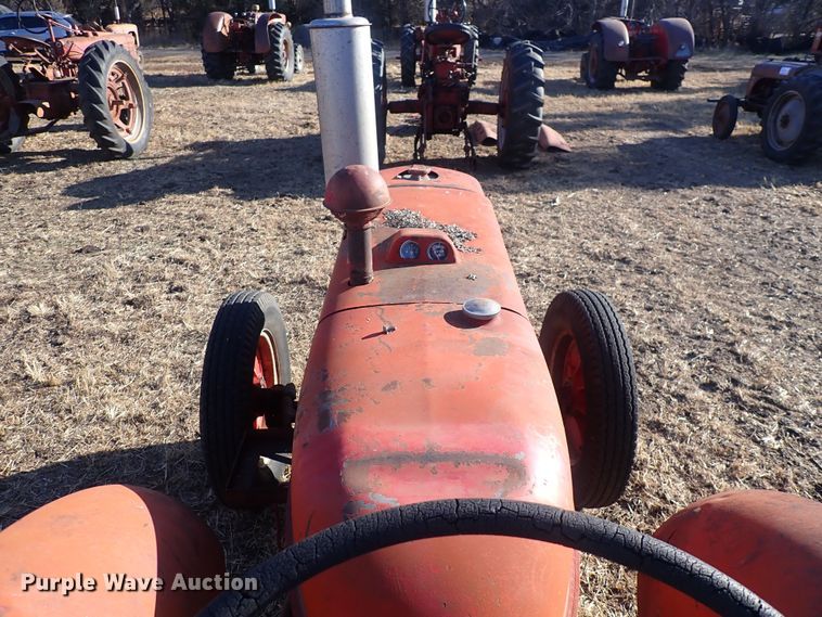 image for item DQ3883 International I4  tractor