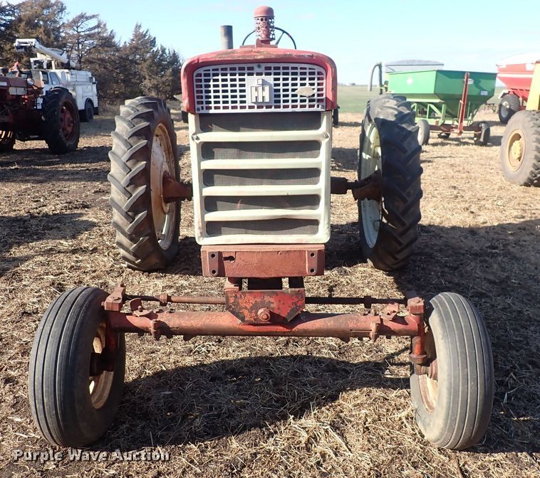 image for item DQ3886 1958 International Harvester McCormick Farmall 560  tractor