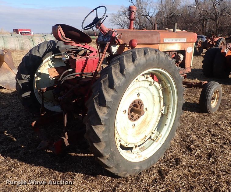 image for item DQ3886 1958 International Harvester McCormick Farmall 560  tractor
