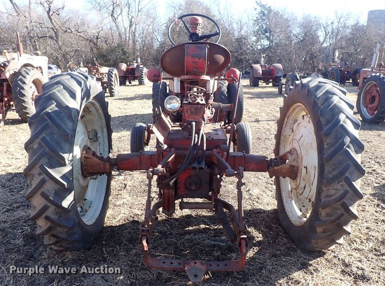 image for item DQ3886 1958 International Harvester McCormick Farmall 560  tractor