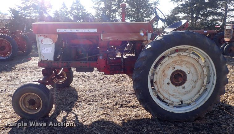 image for item DQ3886 1958 International Harvester McCormick Farmall 560  tractor