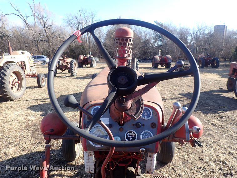 image for item DQ3886 1958 International Harvester McCormick Farmall 560  tractor