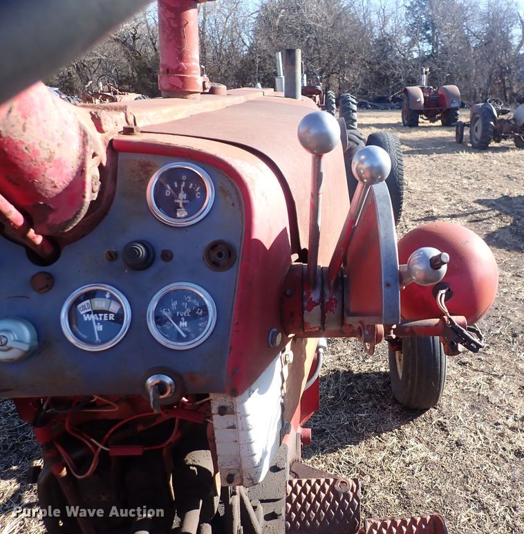 image for item DQ3886 1958 International Harvester McCormick Farmall 560  tractor