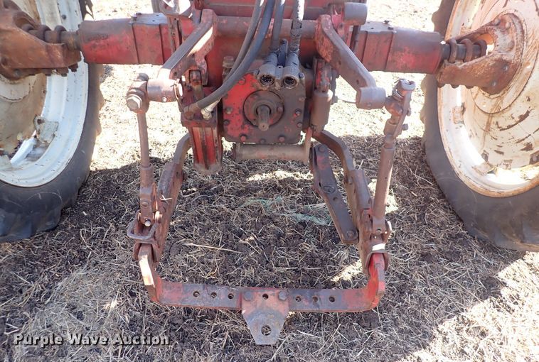 image for item DQ3886 1958 International Harvester McCormick Farmall 560  tractor