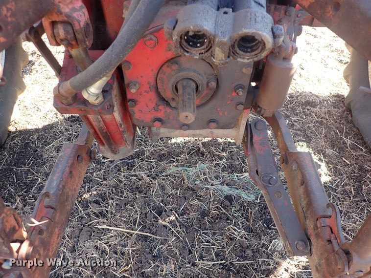 image for item DQ3886 1958 International Harvester McCormick Farmall 560  tractor