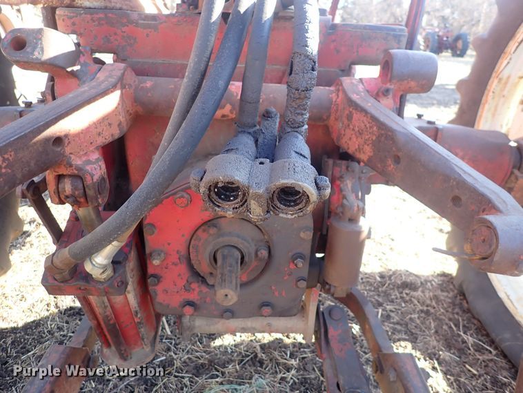 image for item DQ3886 1958 International Harvester McCormick Farmall 560  tractor