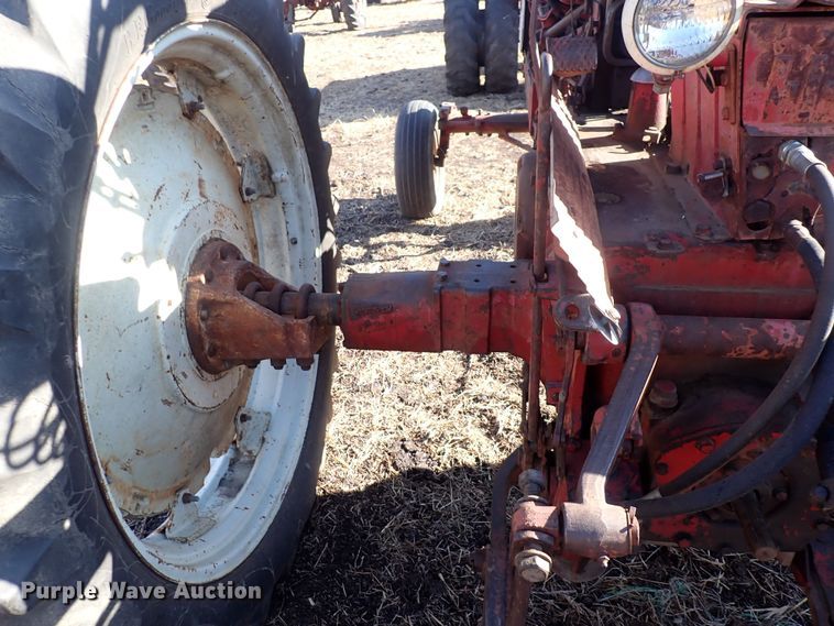 image for item DQ3886 1958 International Harvester McCormick Farmall 560  tractor