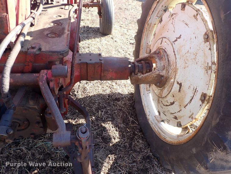 image for item DQ3886 1958 International Harvester McCormick Farmall 560  tractor