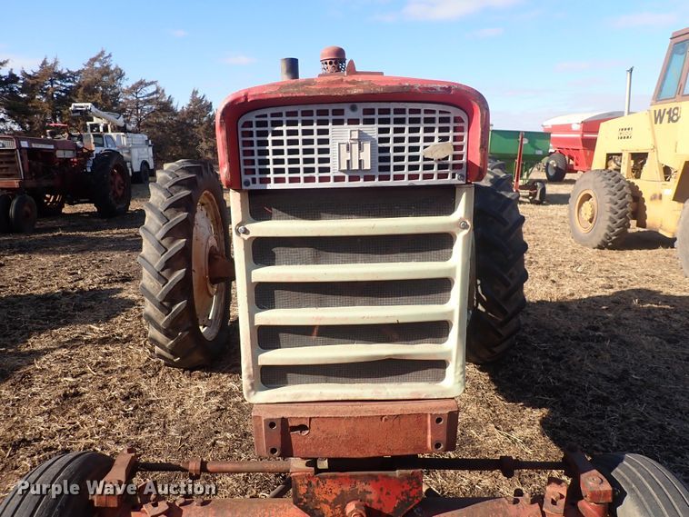 image for item DQ3886 1958 International Harvester McCormick Farmall 560  tractor