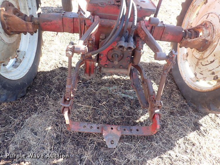 image for item DQ3886 1958 International Harvester McCormick Farmall 560  tractor