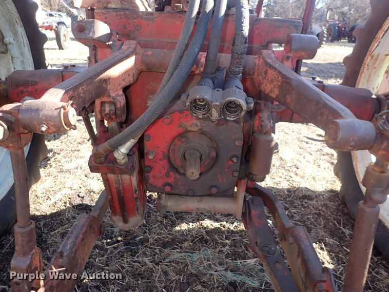 image for item DQ3886 1958 International Harvester McCormick Farmall 560  tractor