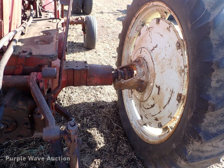 image for item DQ3886 1958 International Harvester McCormick Farmall 560  tractor