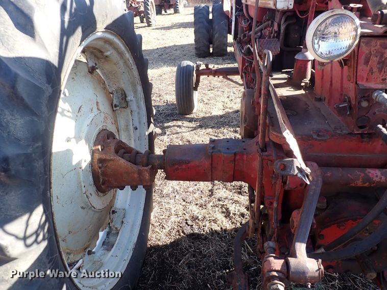 image for item DQ3886 1958 International Harvester McCormick Farmall 560  tractor