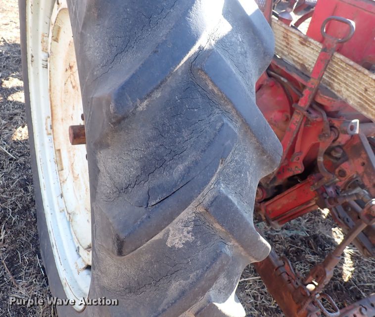 image for item DQ3886 1958 International Harvester McCormick Farmall 560  tractor