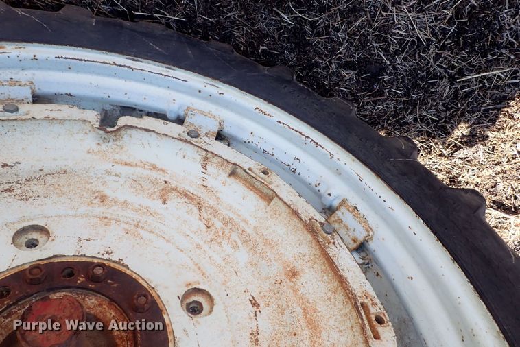 image for item DQ3886 1958 International Harvester McCormick Farmall 560  tractor