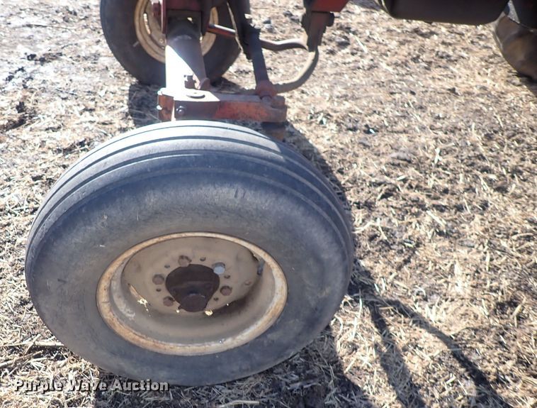 image for item DQ3886 1958 International Harvester McCormick Farmall 560  tractor