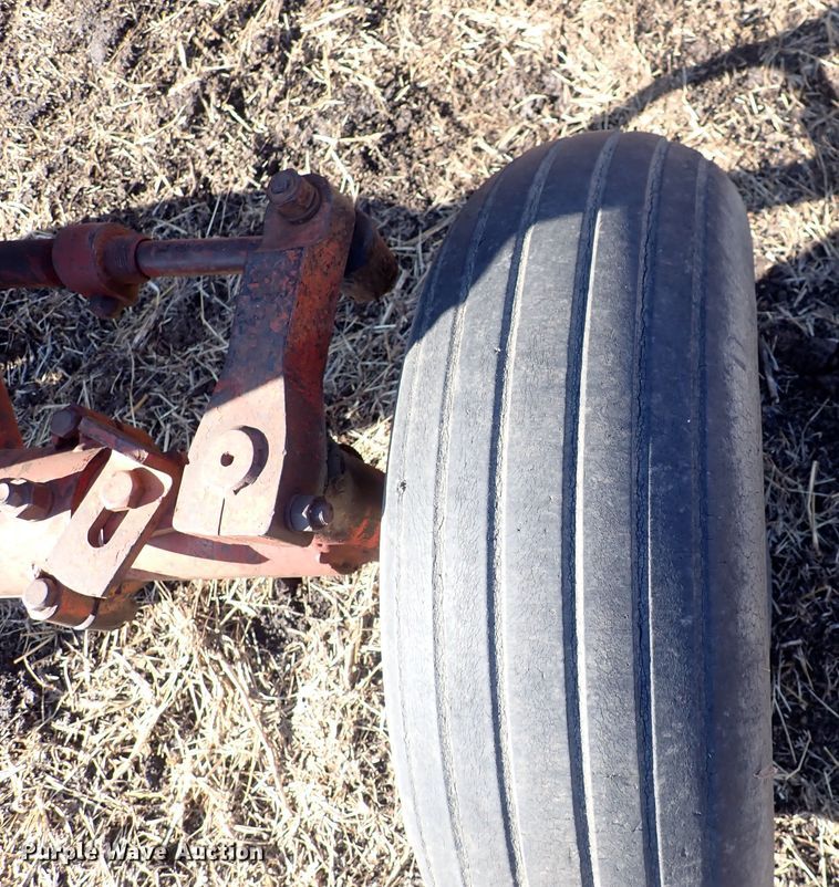 image for item DQ3886 1958 International Harvester McCormick Farmall 560  tractor