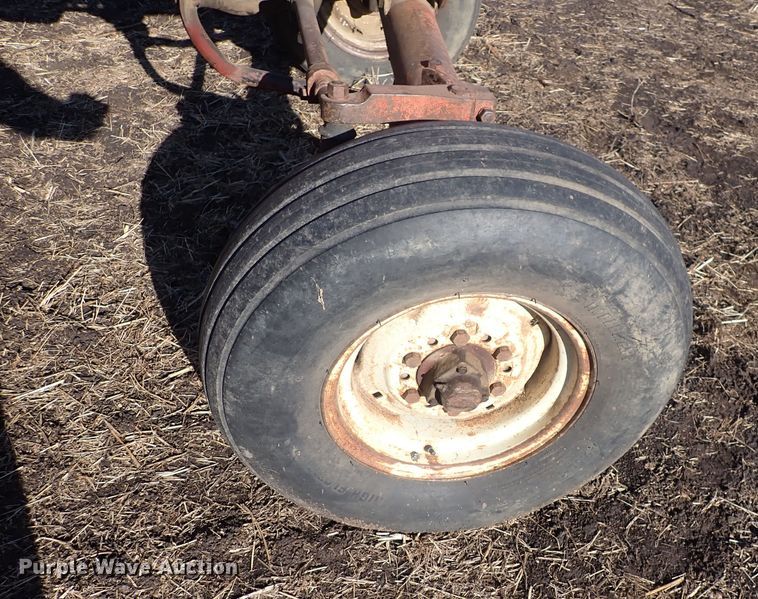 image for item DQ3886 1958 International Harvester McCormick Farmall 560  tractor