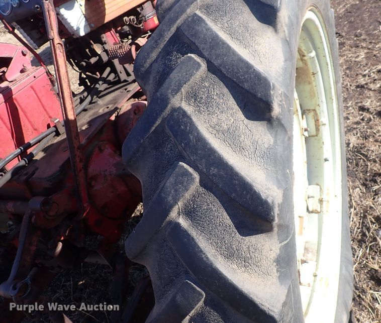 image for item DQ3886 1958 International Harvester McCormick Farmall 560  tractor