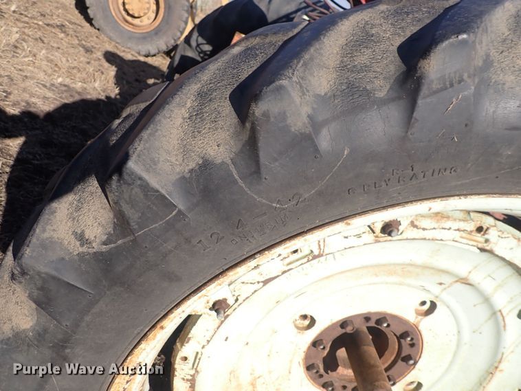 image for item DQ3886 1958 International Harvester McCormick Farmall 560  tractor