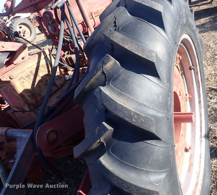 image for item DQ3887 1953 International Harvester Farmall Super M  tractor