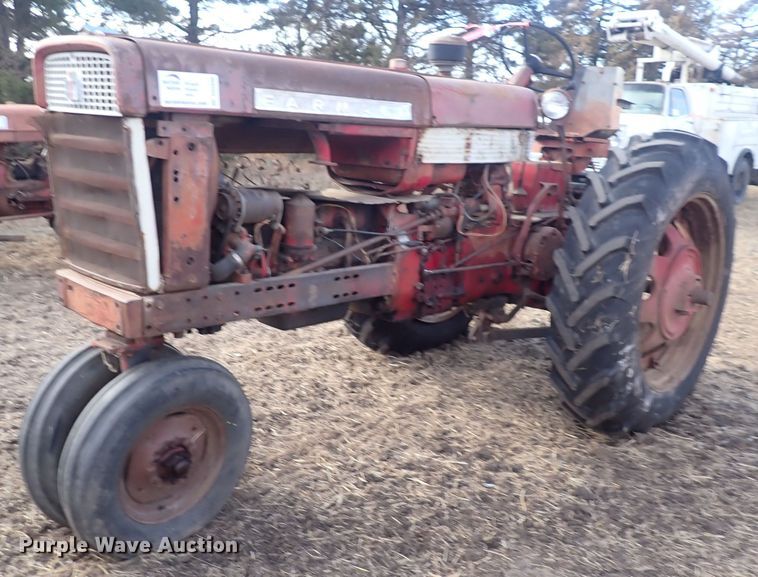 image for item DQ3890 1960 International Harvester Farmall 560  tractor