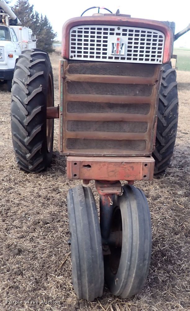 image for item DQ3890 1960 International Harvester Farmall 560  tractor