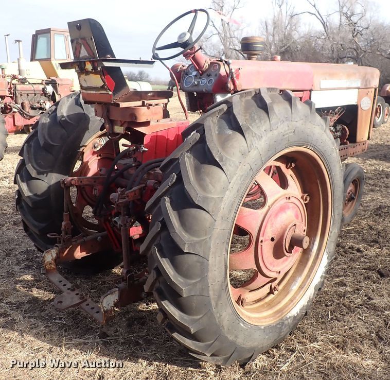 image for item DQ3890 1960 International Harvester Farmall 560  tractor