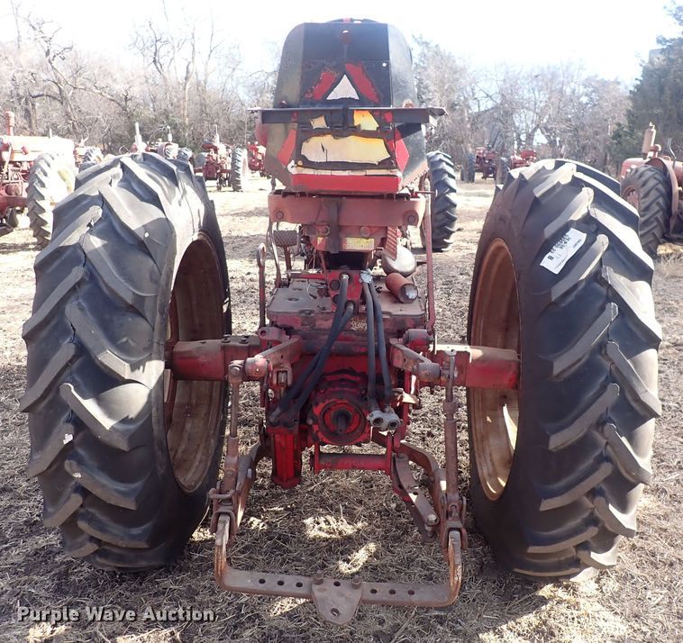 image for item DQ3890 1960 International Harvester Farmall 560  tractor