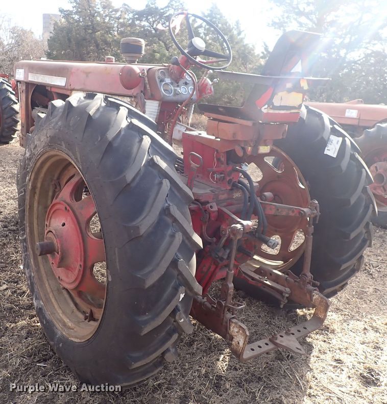 image for item DQ3890 1960 International Harvester Farmall 560  tractor