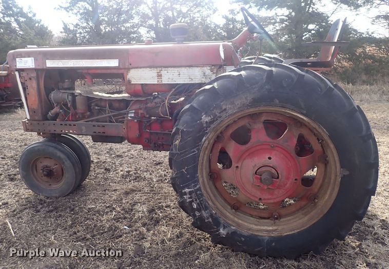 image for item DQ3890 1960 International Harvester Farmall 560  tractor