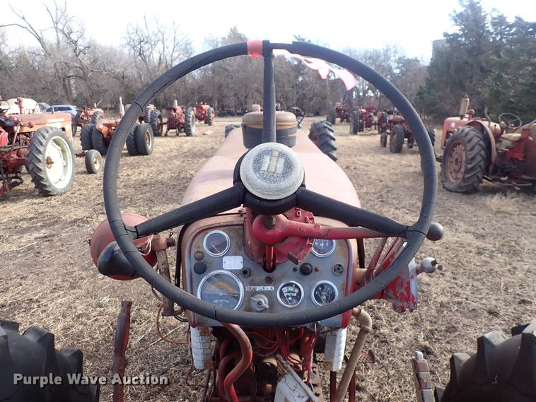 image for item DQ3890 1960 International Harvester Farmall 560  tractor