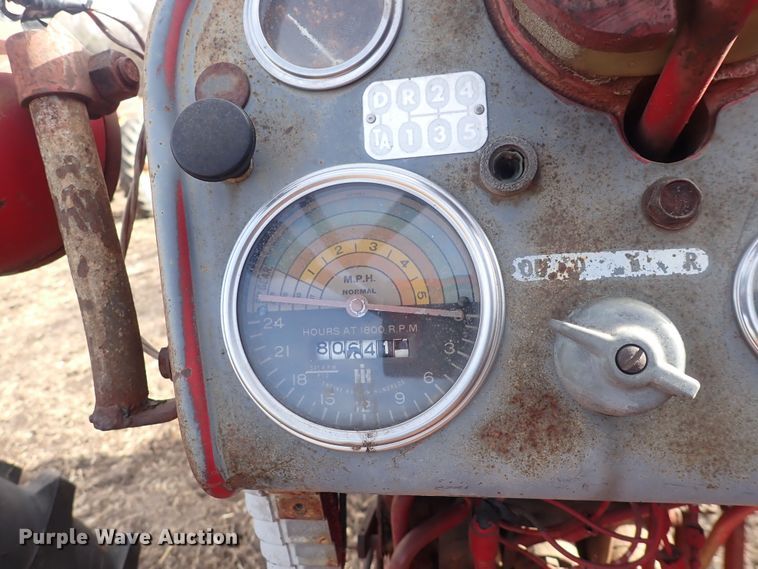 image for item DQ3890 1960 International Harvester Farmall 560  tractor