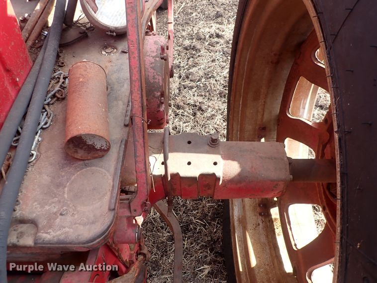 image for item DQ3890 1960 International Harvester Farmall 560  tractor