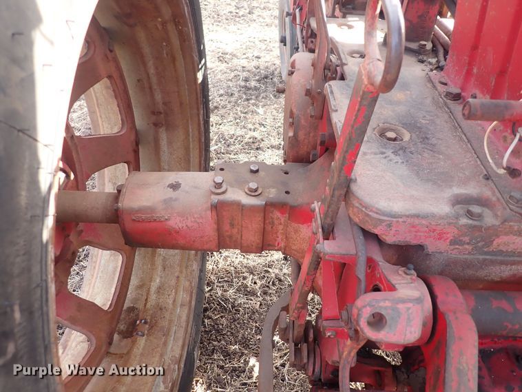 image for item DQ3890 1960 International Harvester Farmall 560  tractor