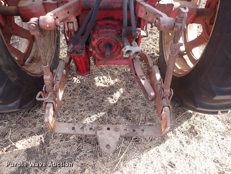 image for item DQ3890 1960 International Harvester Farmall 560  tractor