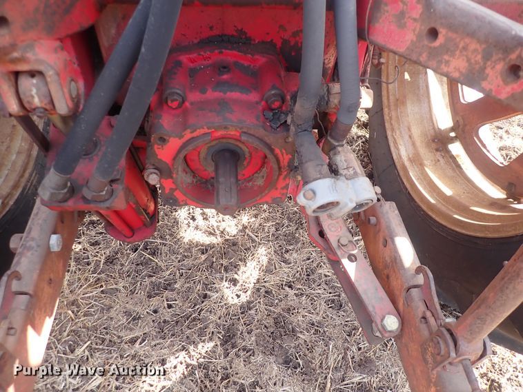 image for item DQ3890 1960 International Harvester Farmall 560  tractor