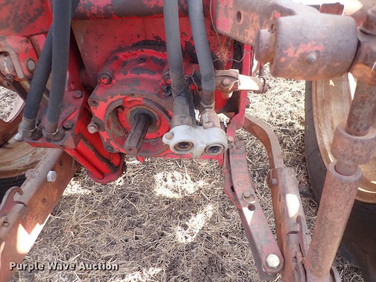 image for item DQ3890 1960 International Harvester Farmall 560  tractor