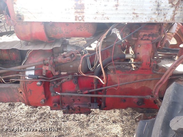 image for item DQ3890 1960 International Harvester Farmall 560  tractor