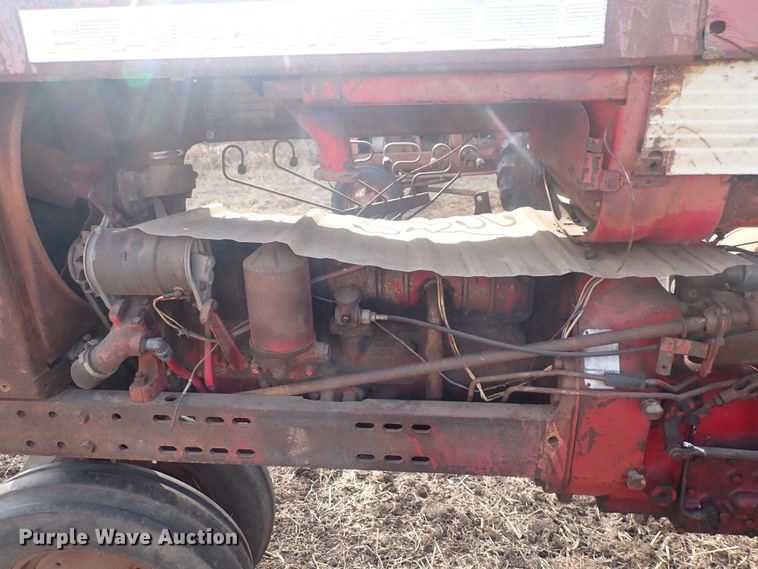 image for item DQ3890 1960 International Harvester Farmall 560  tractor