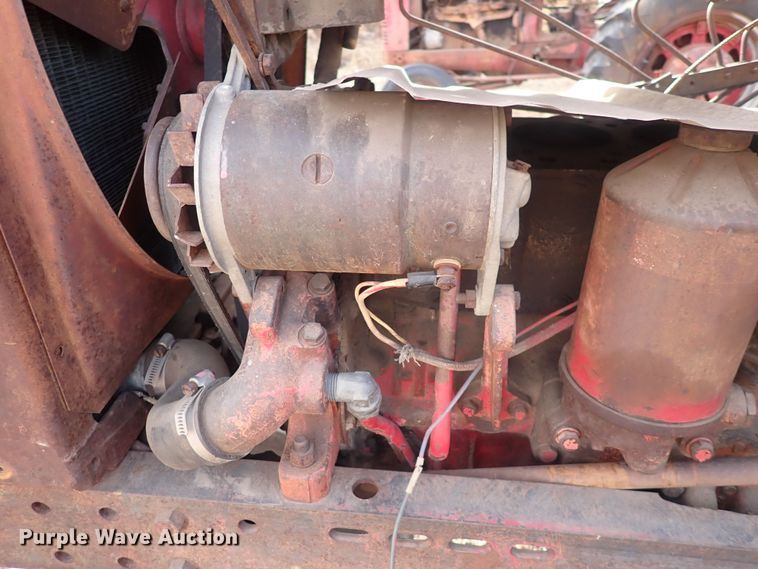 image for item DQ3890 1960 International Harvester Farmall 560  tractor