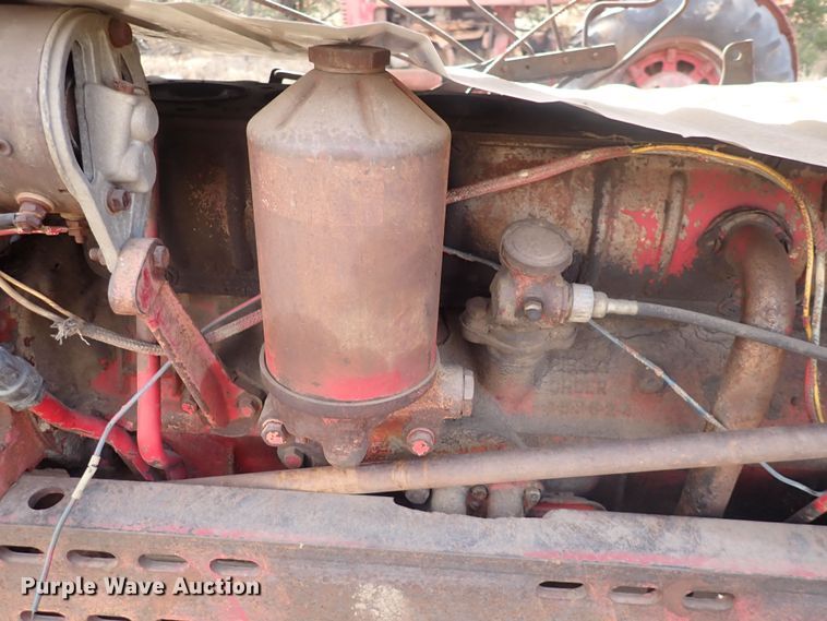 image for item DQ3890 1960 International Harvester Farmall 560  tractor