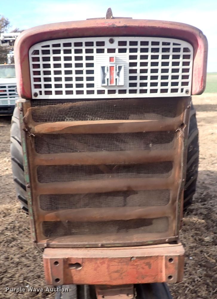 image for item DQ3890 1960 International Harvester Farmall 560  tractor