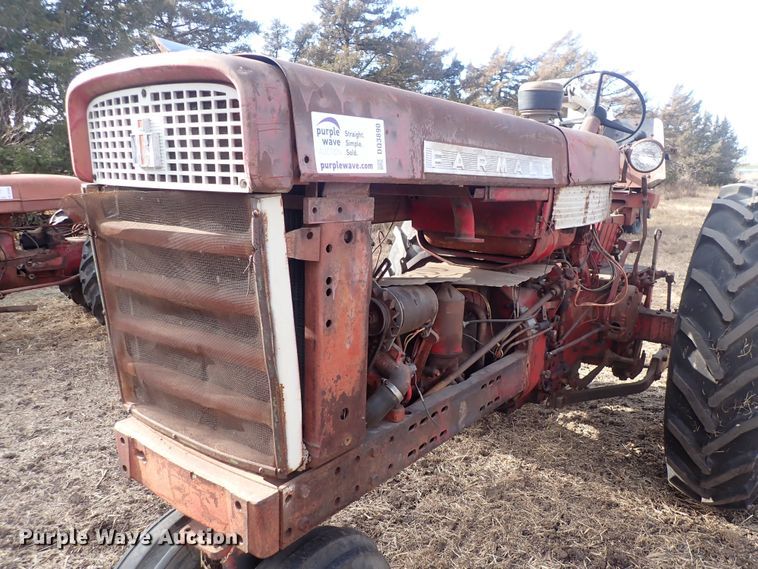 image for item DQ3890 1960 International Harvester Farmall 560  tractor